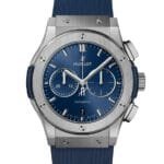 ساعه من Hublot تعمل بعدادات بلون ازرق وسير ازرق من المطاط
