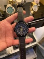 ساعه من OMEGA 007 تعمل بعدادات بلون اسود وسير جلد اسود