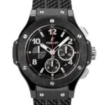 ساعه من Hublot تعمل بعدادات بلون اسود وسير اسود من المطاط