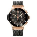 ساعه من Hublot تعمل بعدادات بلون اسود وسير اسود من المطاط