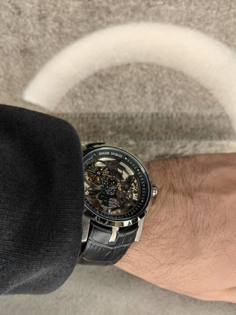 ساعة من Roger Dubuis تعمل بعدادات بلون اسود وسير اسود من الجلد الطبيعى ساعة من Roger Dubuis تعمل بعدادات بلون اسود وسير اسود من الجلد الطبيعى