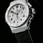 ساعه منHUBLOT تعمل بعدادات بلون ابيض وسير اسود من المطاط