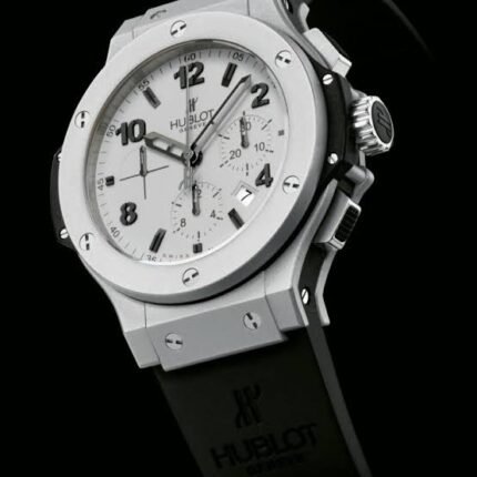ساعه منHUBLOT تعمل بعدادات بلون ابيض وسير اسود من المطاط
