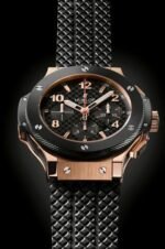 ساعه من Hublot تعمل بعدادات بلون اسود وسير اسود من المطاط