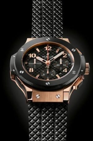 ساعه من Hublot تعمل بعدادات بلون اسود وسير اسود من المطاط