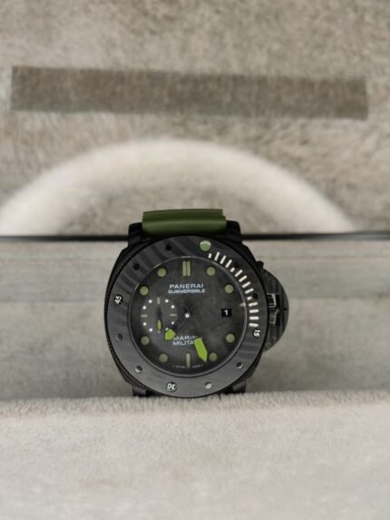 ساعه منpanerai luminor تعمل بعدادات بلون اسود وسير زيتي من المطاط