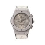 ساعه منHUBLOT تعمل بعدادات بلون رمادى وسير ابيض من المطاط