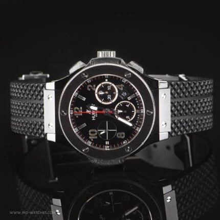 ساعه من Hublot تعمل بعدادات بلون اسود وسير اسود من المطاط