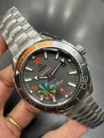 ساعه من OMEGA تعمل بلون مينا رمادي وسير فضي من المعدن