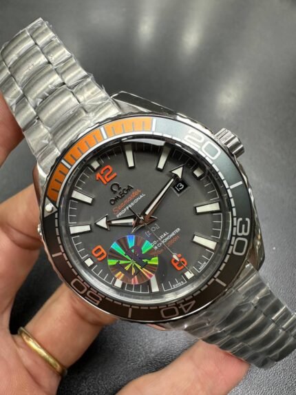 ساعه من OMEGA  تعمل بلون مينا رمادي وسير فضي من المعدن