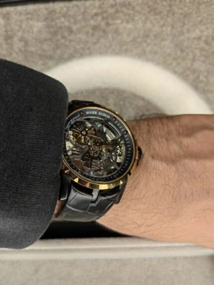 ساعة من Roger Dubuis تعمل بعدادات بلون دهبي وسير اسود من الجلد الطبيعى