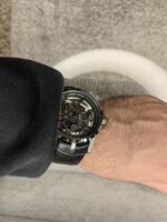 ساعة من Roger Dubuis تعمل بعدادات بلون اسود وسير اسود من الجلد الطبيعى