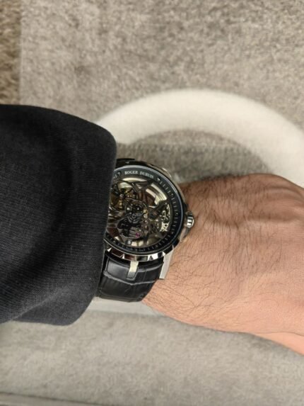 ساعة من Roger Dubuis تعمل بعدادات بلون اسود وسير اسود من الجلد الطبيعى