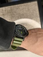 ساعه منpanerai luminor تعمل بعدادات بلون اسود وسير زيتي من المطاط