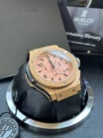 ساعه منHUBLOT تعمل بعدادات بلون دهبي وسير اسود من المطاط