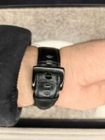 ساعة من Roger Dubuis تعمل بعدادات بلون دهبي وسير اسود من الجلد الطبيعى