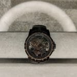 ساعة من Roger Dubuis تعمل بعدادات بلون دهبي وسير اسود من الجلد الطبيعى