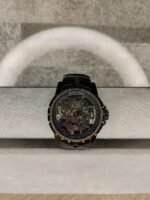 ساعة من Roger Dubuis تعمل بعدادات بلون دهبي وسير اسود من الجلد الطبيعى