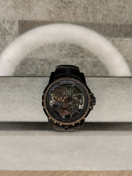 ساعة من Roger Dubuis تعمل بعدادات بلون دهبي وسير اسود من الجلد الطبيعى