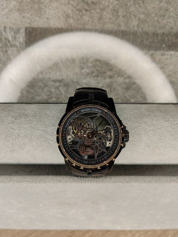 ساعة من Roger Dubuis تعمل بعدادات بلون دهبي وسير اسود من الجلد الطبيعى ساعة من Roger Dubuis تعمل بعدادات بلون دهبي وسير اسود من الجلد الطبيعى