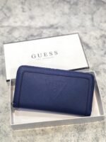 محفظة Guess جلد طبيعي ازرق للنساء