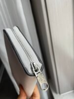 محفظة كالفن كلاين للنساء جلد بلون ابيض اصلية
