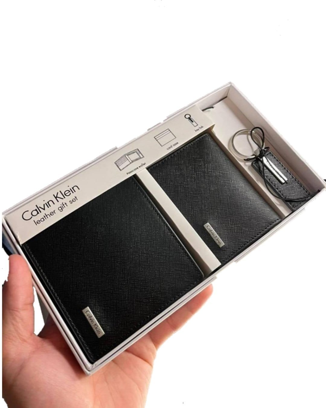 طقم Calvin Klein محفظة +حافظة كروت + ميدالية جلد طبيعي طقم Calvin Klein محفظة +حافظة كروت + ميدالية جلد طبيعي