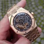 ساعة ِAudemars Piguet تعمل بعدادات بلون اسود  وسير نحاسى من المعدن