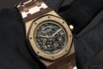 ساعة ِAudemars Piguet تعمل بعدادات بلون اسود  وسير نحاسى من المعدن