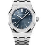 ساعة ِAudemars Piguet تعمل بعدادات بلون ازرق وسير فضى من المعدن