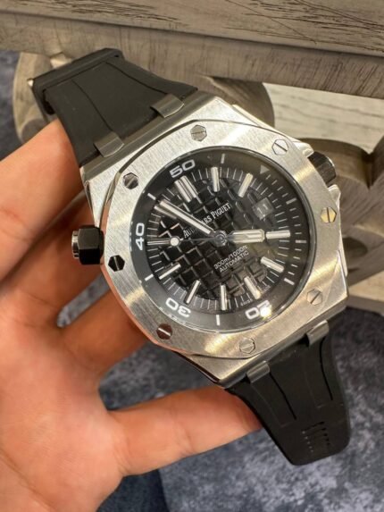 ساعه منِAudemars Piguet تعمل بعدادات بلون اسود وسير اسود من المطاط