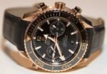 ساعه من OMEGA 007 تعمل بعدادات بلون اسود وسير جلد اسود
